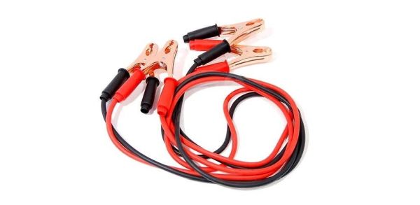 Jak bezpečně nastartovat vůz s vybitou baterií, pomocí startovacích kabelů?