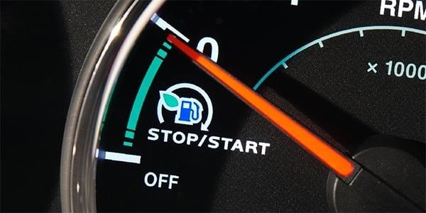 Pomáhá autobaterii občasné vypínání systému start-stop?